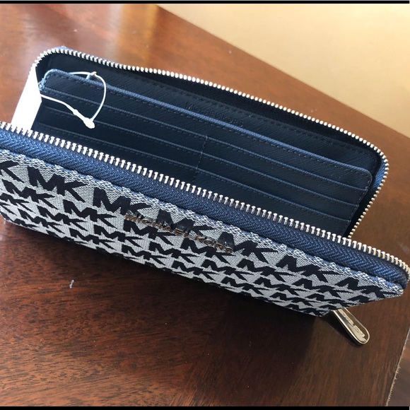 michael kors wallet. - Picture 2 of 3